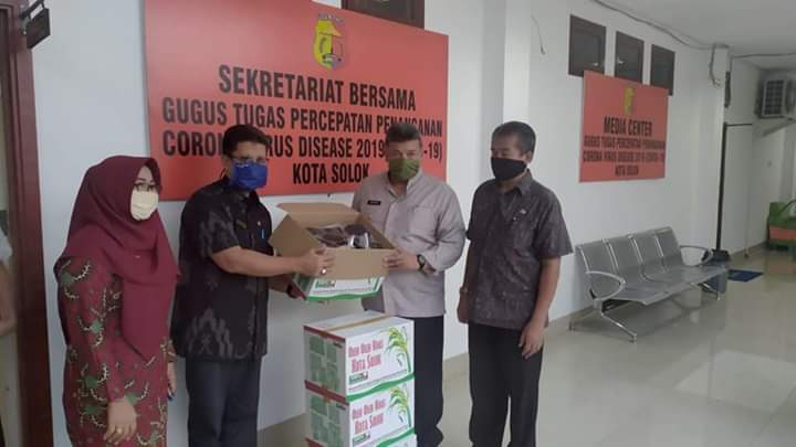 Walikota Solok Zul Elfian menerima bantuan dari ASN kota Solok yang diserahkan Pj Sekda Nova Elvino.